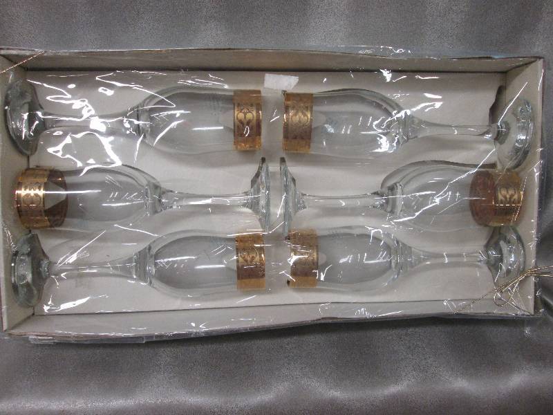 Set of 6 gold rimmed champagne flut...