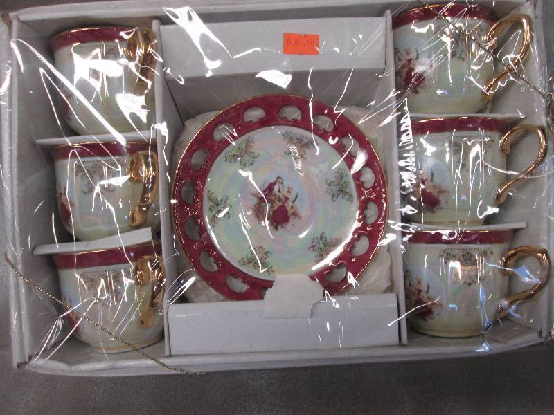 Set of 6 cups and saucers, gold gil...