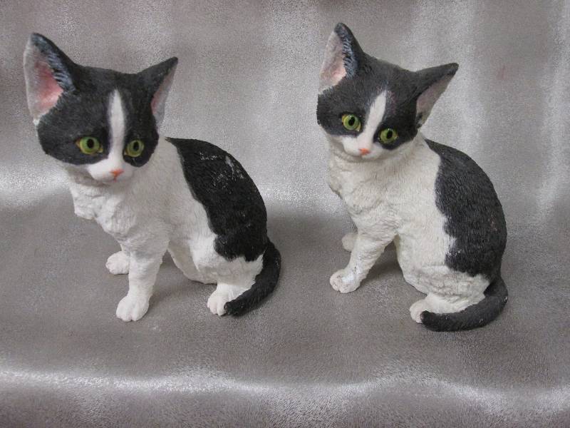 Lot of 2 cat ceramic figurine...