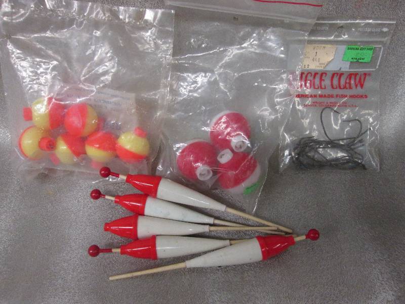 Assorted Bobbers and 1 Pack Fish Ho...
