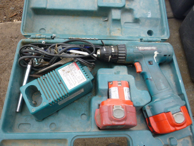 lot 36 image: Makita 12 Volt Cordless Drill