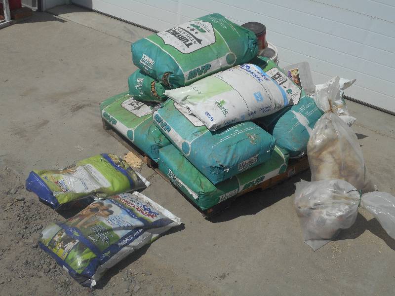 Pallet Lot Of Assorted Lawn Fertili...