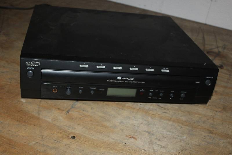lot 8 image: KLHI Audio Systems 5-CD Changer