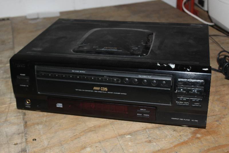 lot 14 image: Aiwa Compact Disc Player
