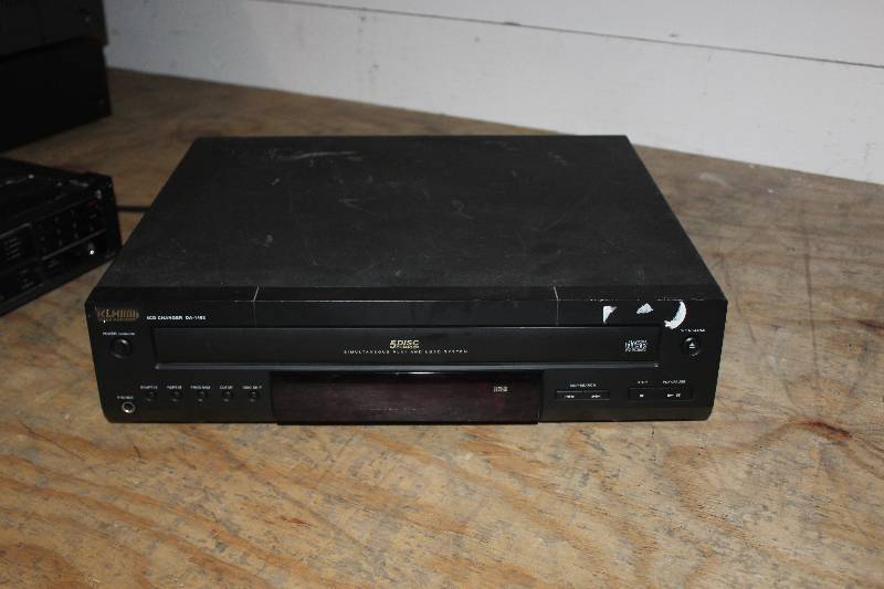 lot 9 image: KLHI Audio Systems 5-Disc CD Player