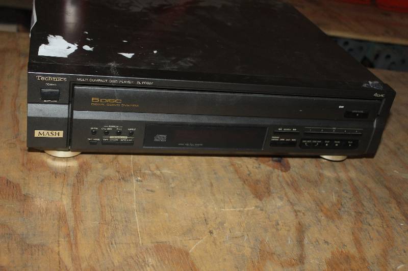 lot 11 image: Technics Compact Disc Player