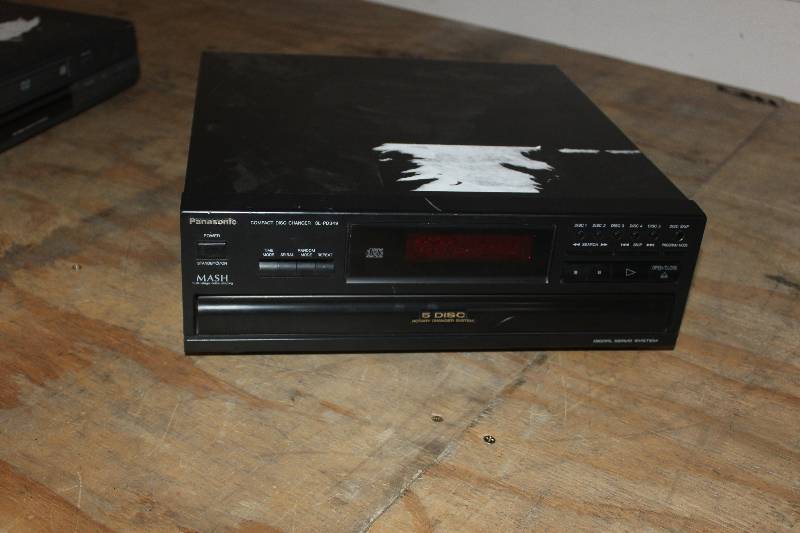 lot 3 image: Panasonic Compact Disc 5-Disc Changer