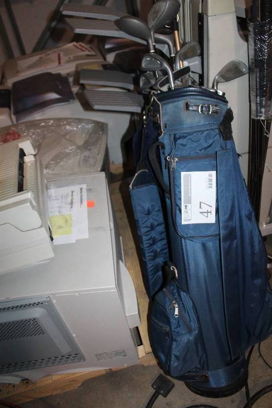 lot 47 image: Cougar Golf Bag Set w Baby Ben Ben Hogan Putter