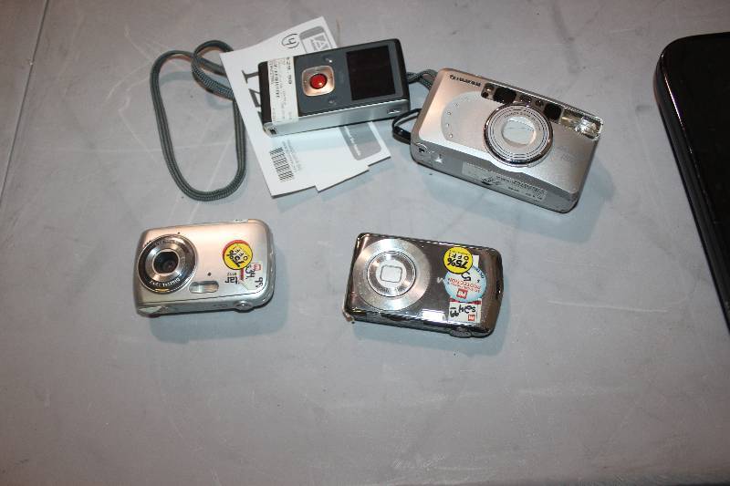 lot 122 image: Lot of (4) Digital Cameras Including FujiFilm Vivitar 2 Others