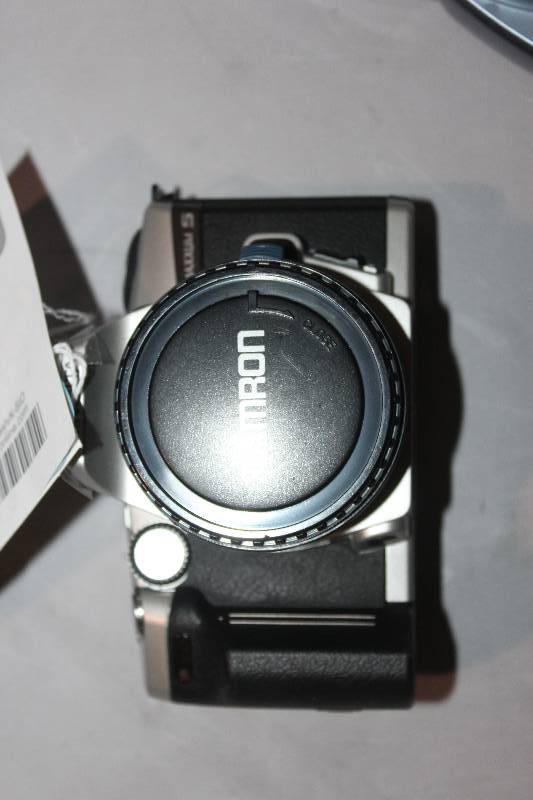 lot 128 image: SLR Camera w Tamron Lens