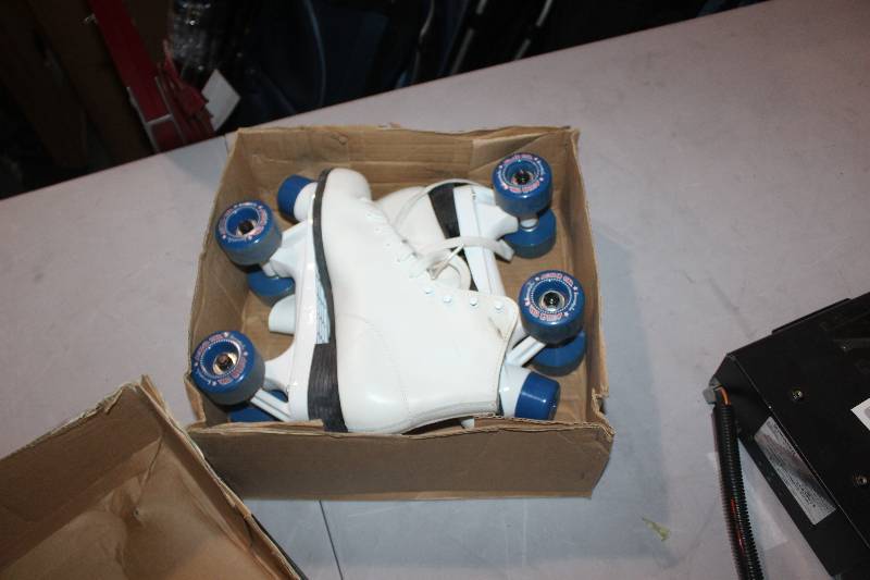 lot 110 image: Womens Roller Skates Size 8