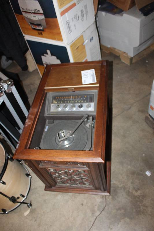 lot 103 image: Magnavox AMFM StereoPhonograph Console
