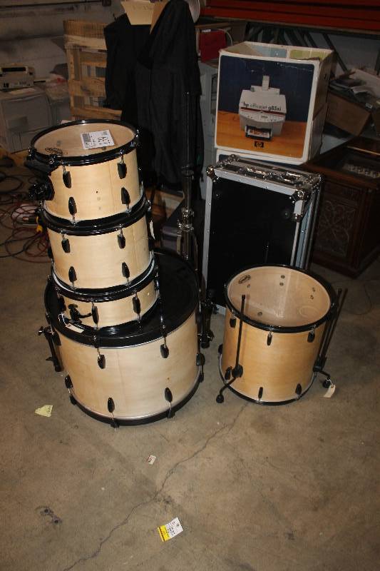 lot 139 image: Evans Level 360 5-Piece Drum Set w Road Case