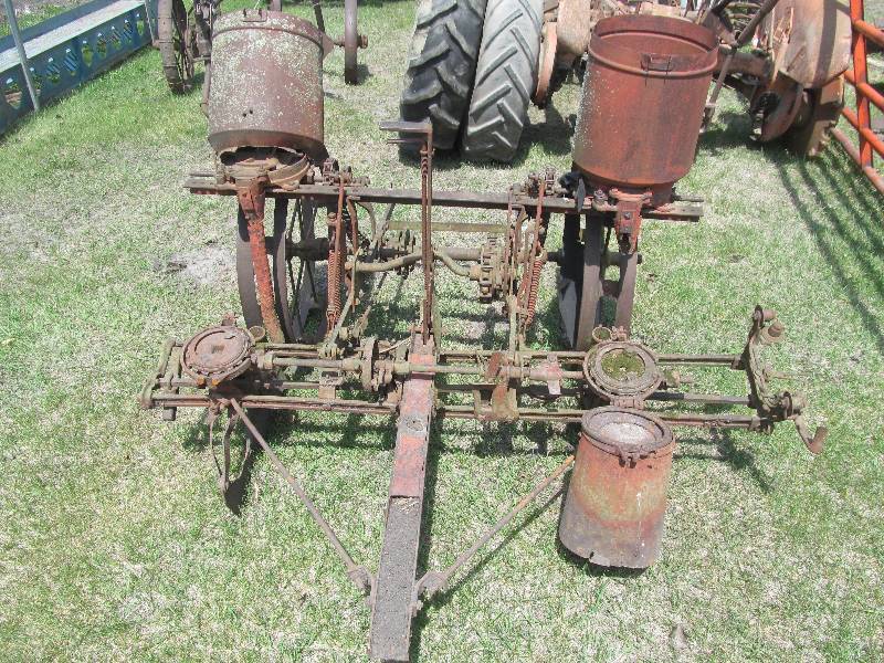lot 11 image: Antique planter