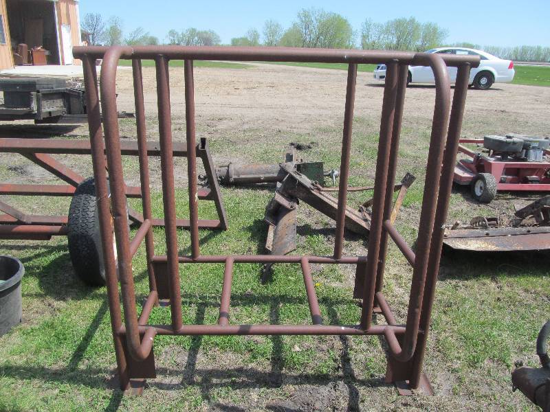 lot 18 image: steel rack