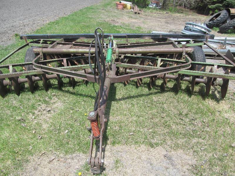 lot 19 image: John Deere disc