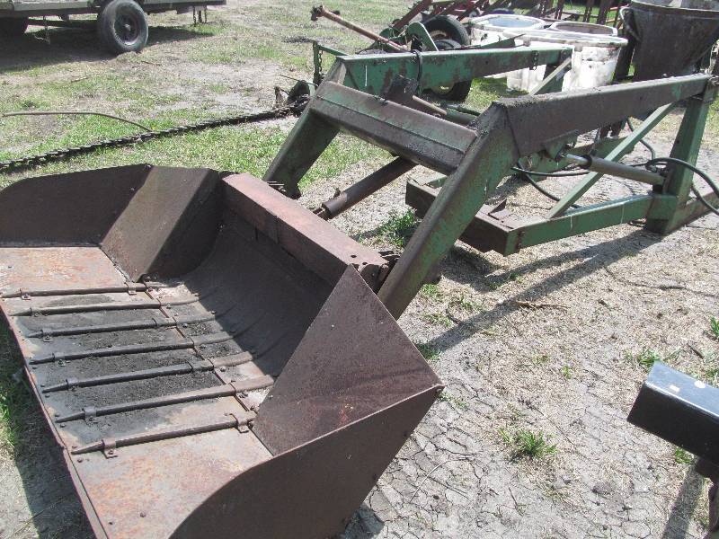 lot 21 image: John Deere Loader bucket