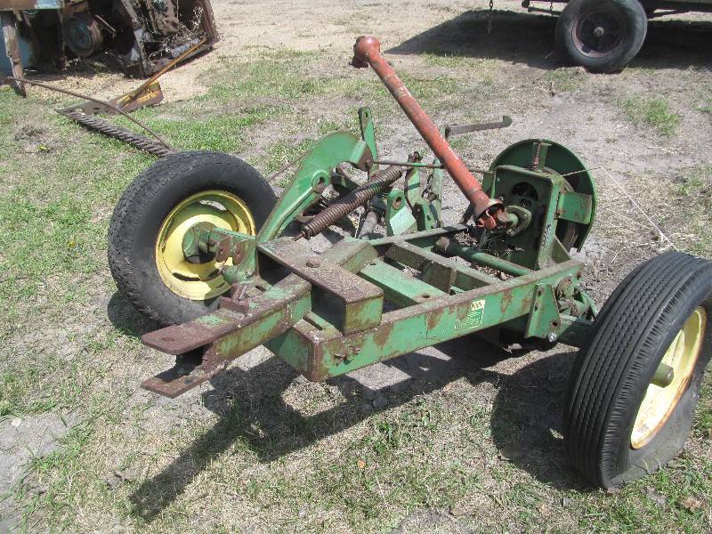 lot 22 image: John Deere Sickle mower