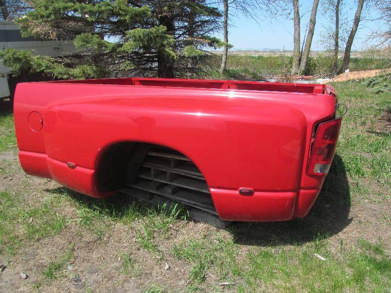 lot 34 image: 04 Dodge 3500 Truck box