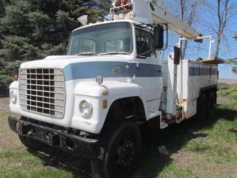 lot 36 image: Ford 800 Hoist truck