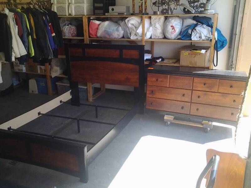 lot 2 image: Bedroom Set