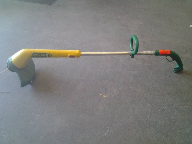 lot 10 image: Weed Eater Twist & Edge Electric Weed Wacker