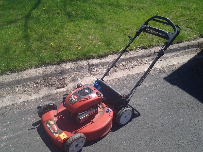 lot 5 image: Toro Recycler 22 Inch Mower