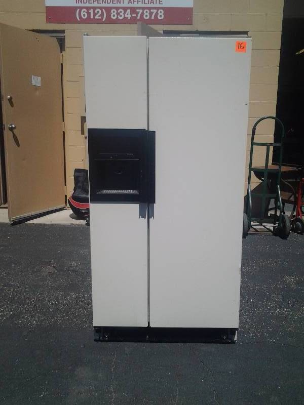 lot 16 image: Kenmore Side By Side RefrigeratorFreezer Works-No Ice Bucket