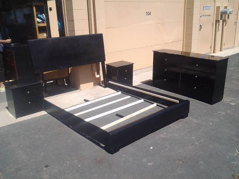 lot 17 image: Perdue Black Bedroom Set