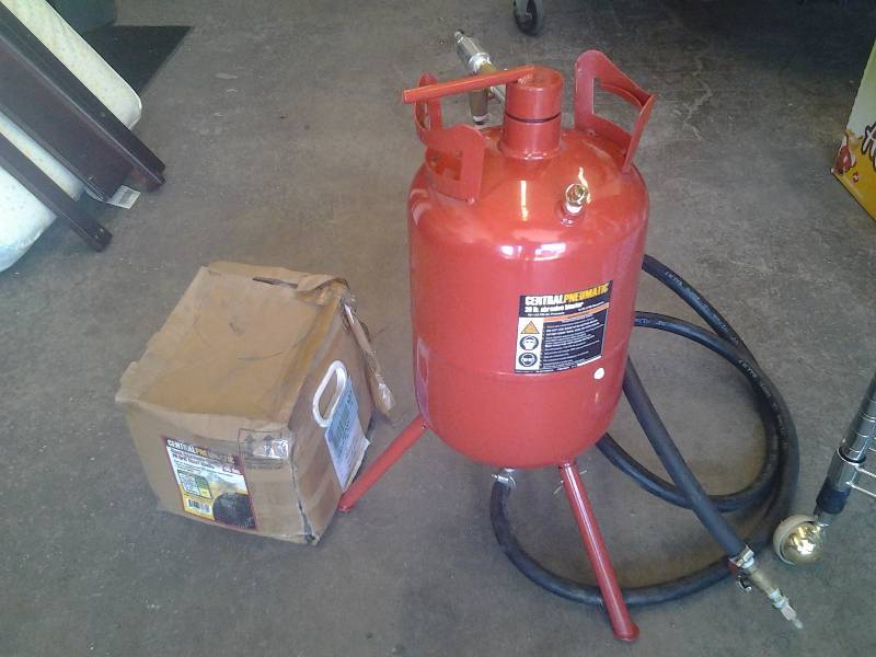 lot 27 image: Central Pneumatic 20 Lb. Abrasive Blaster With 70 Grit Media