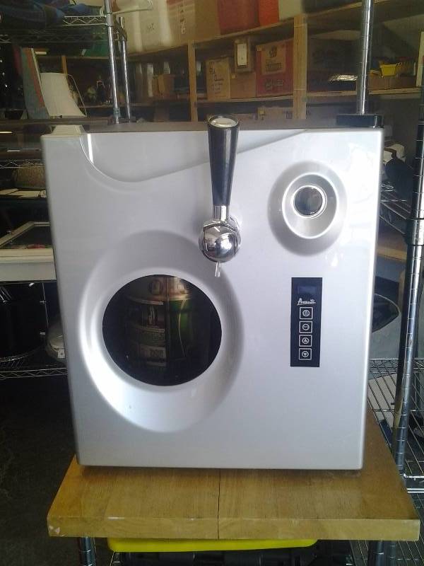 lot 29 image: Avanti Mini Beer Keg Dispenser Works