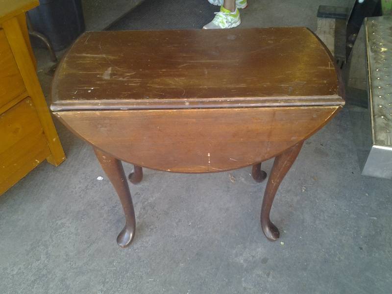 lot 44 image: Small Side Drop Leaf Table 28 x 14 x 9 Sides Make Oval