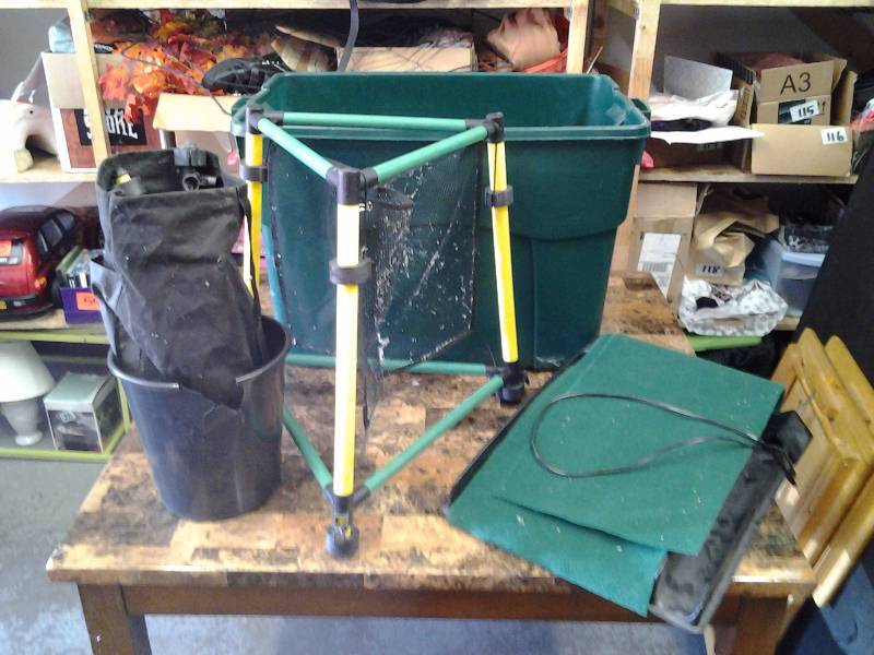 lot 85 image: Large Tote With Lawn Game & Putting Game