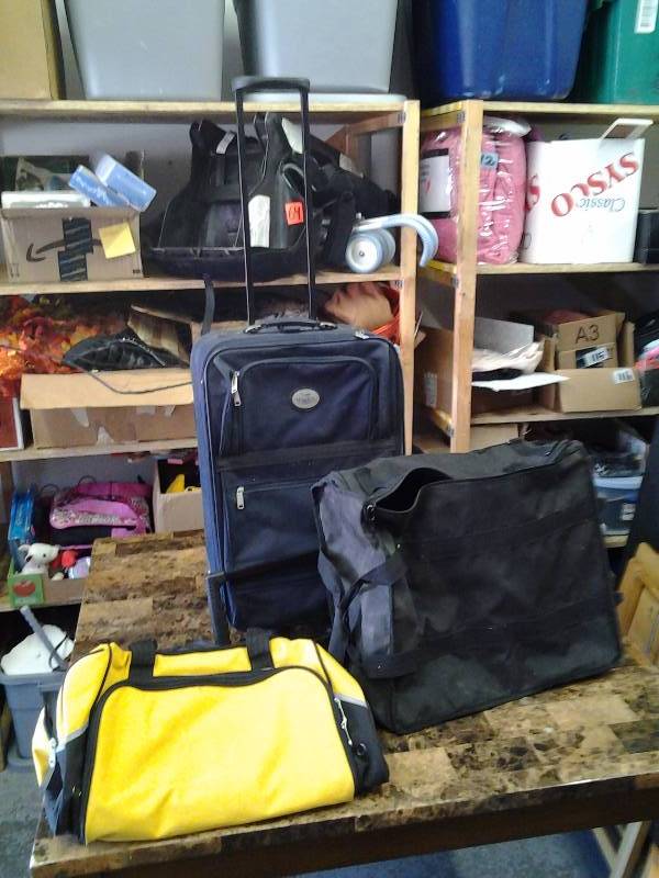 lot 89 image: 2-Rolling Luggage, 1-Duffel