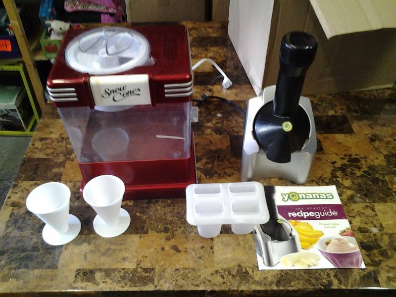 lot 94 image: YoNanas Parfait Maker, Vintage Look Sno-Cone Maker
