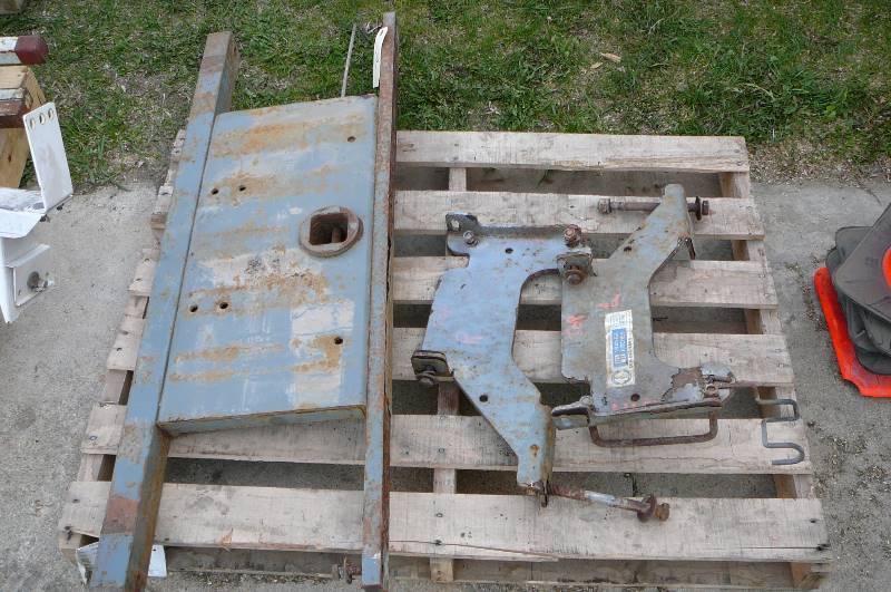 lot 2 image: GOOSENECK HITCH & TRAILER HITCHES