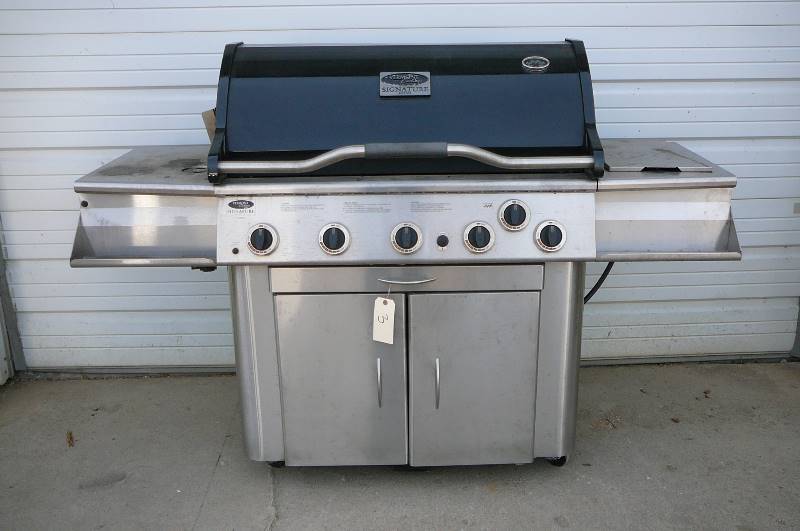 lot 3 image: GAS GRILL