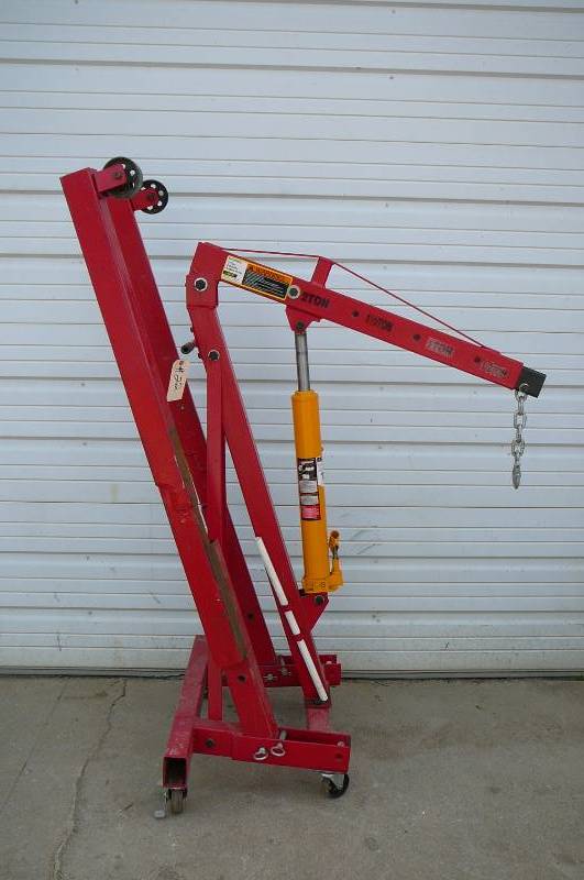lot 22 image: FOLD UP 2 TON ENGINE HOIST LARIW HAS 8 TON RAM