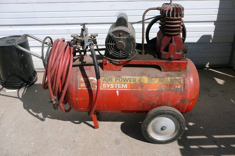 lot 34 image: AIR COMPRESSOR