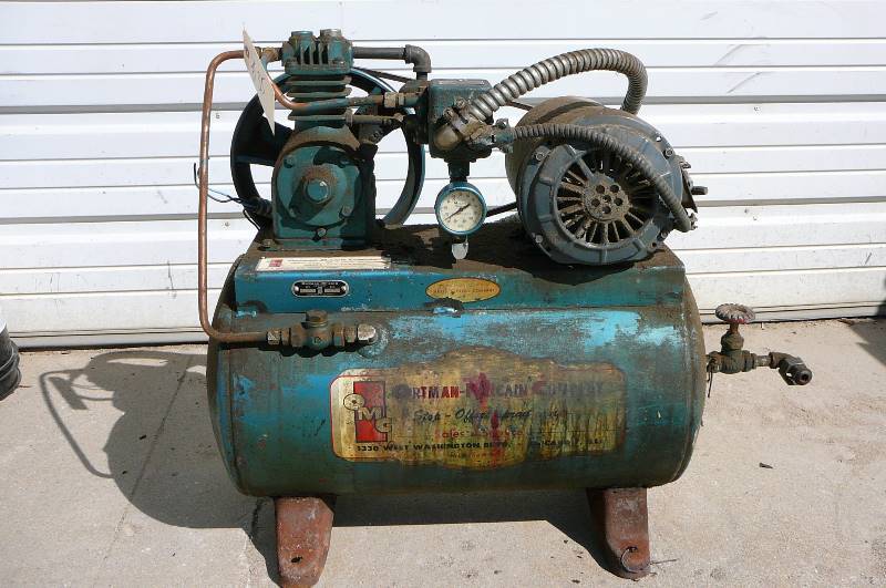 lot 35 image: AIR COMPRESSOR