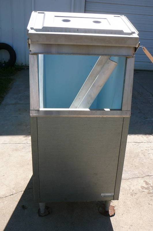 lot 86 image: Ice maker Hopper