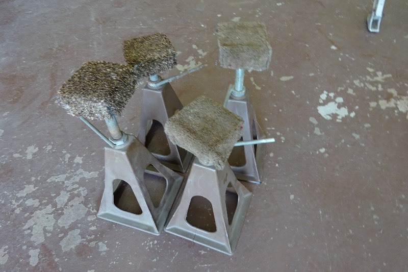 Lot of 4 jack stands