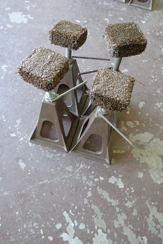 Lot of 4 jack stands