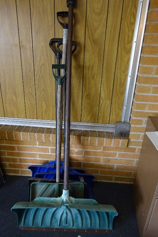 Lot of 5 shovels