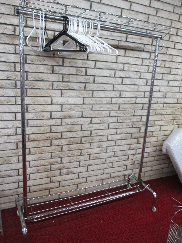 Rolling clothing rack