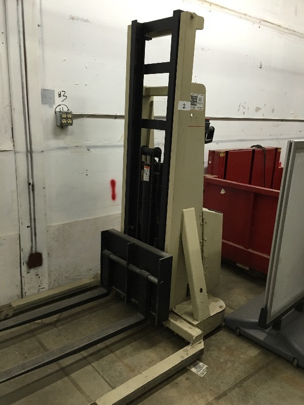 Manual walk-behind forklift