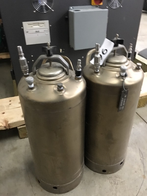 2 pressure tanks
