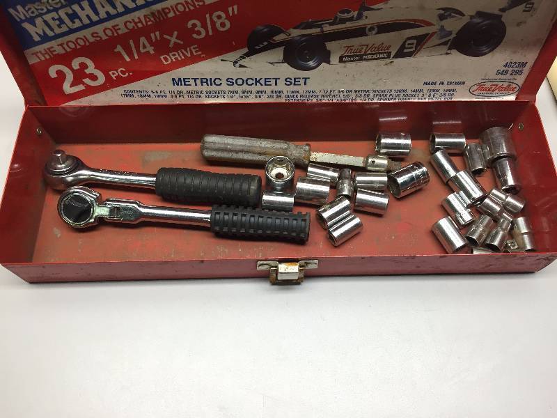 lot 2 image: 2 SCREWDRIVERS, 2 PAINT BRUSH, SCRUB BRUSH, CRESENT WRENCH, 6 VOLT POWER DRIVER, SCREW IN HOOKS, SOCKETS AND RATCHETS