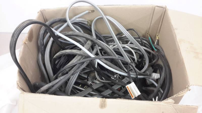 lot 23 image: Box of appliance cords