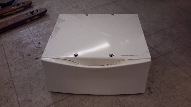 lot 25 image: Appliance pedestal